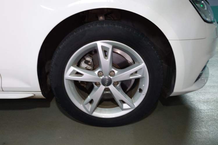 Used Audi A4L 2018 30th Anniversary Edition 30 TFSI Ambition Model Right Front Wheel Hub