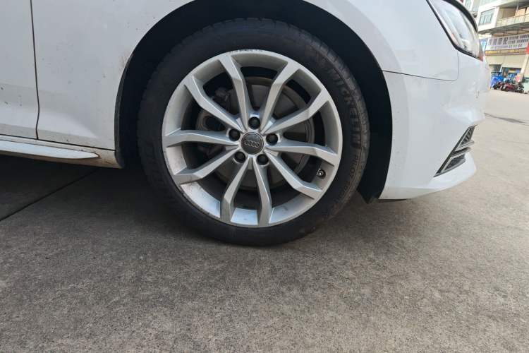 Used Audi A4L 2018 30th Anniversary Edition 40 TFSI Fashion Model Right Front Wheel Hub