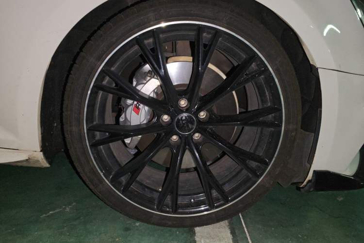 Used Audi A4L 2018 30th Anniversary Edition 40 TFSI Fashion Model Right Front Wheel Hub