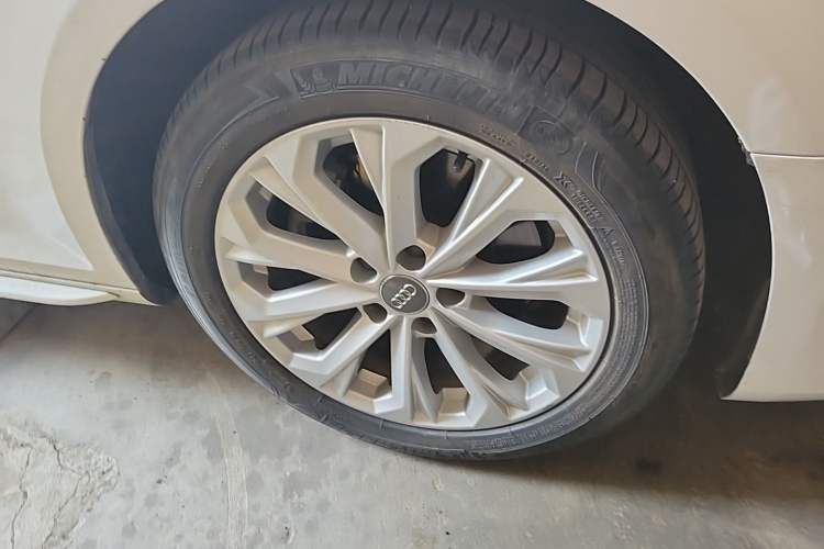 Used Audi A4L 2018 30th Anniversary Edition 40 TFSI Trendy Model Right Front Wheel Hub