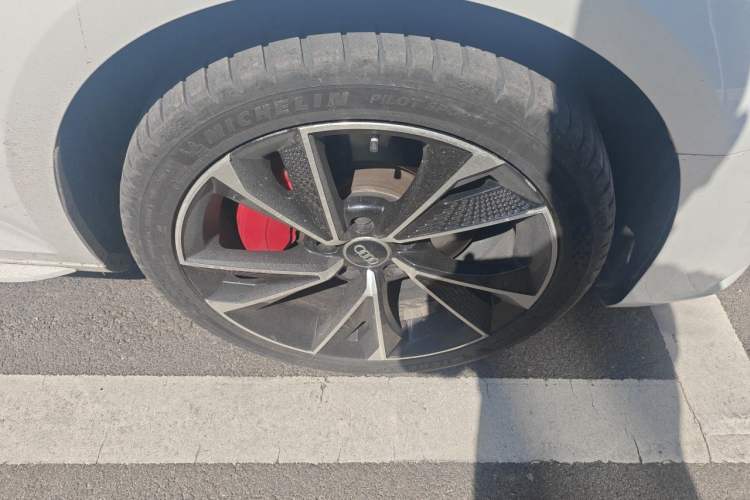 Used Audi A4L 2018 30th Anniversary Edition 45 TFSI quattro Individual Sport Edition Right Front Wheel Hub
