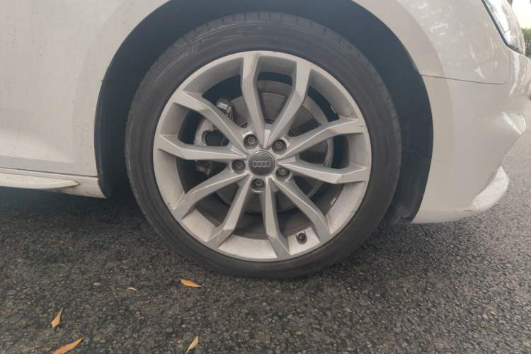 Used Audi A4L 2018 30th Anniversary Edition 40 TFSI Fashion Model Right Front Wheel Hub