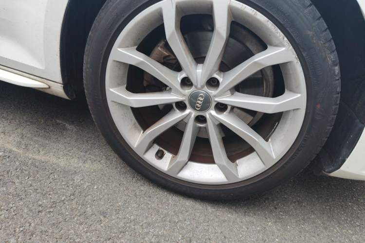 Used Audi A4L 2018 30th Anniversary Edition 40 TFSI Trendy Model Right Front Wheel Hub
