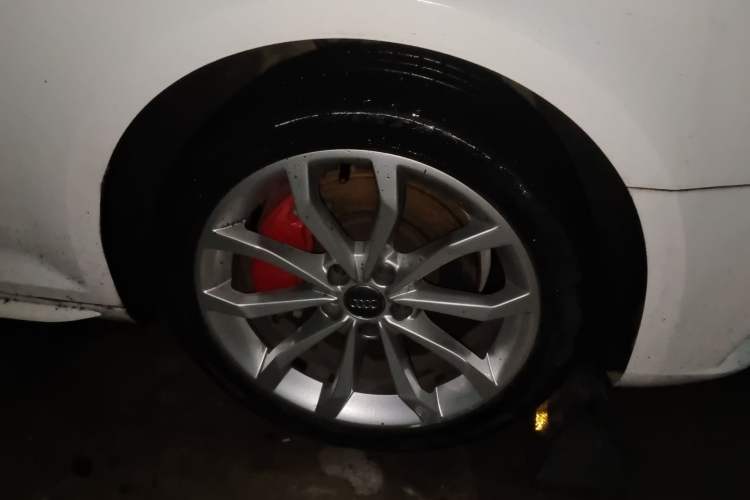 Used Audi A4L 2018 30th Anniversary Edition 45 TFSI quattro Individual Sport Edition Right Front Wheel Hub