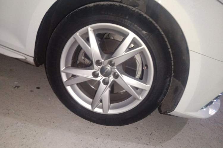 Used Audi A4L 2018 30th Anniversary Edition 40 TFSI Trendy Model Right Front Wheel Hub