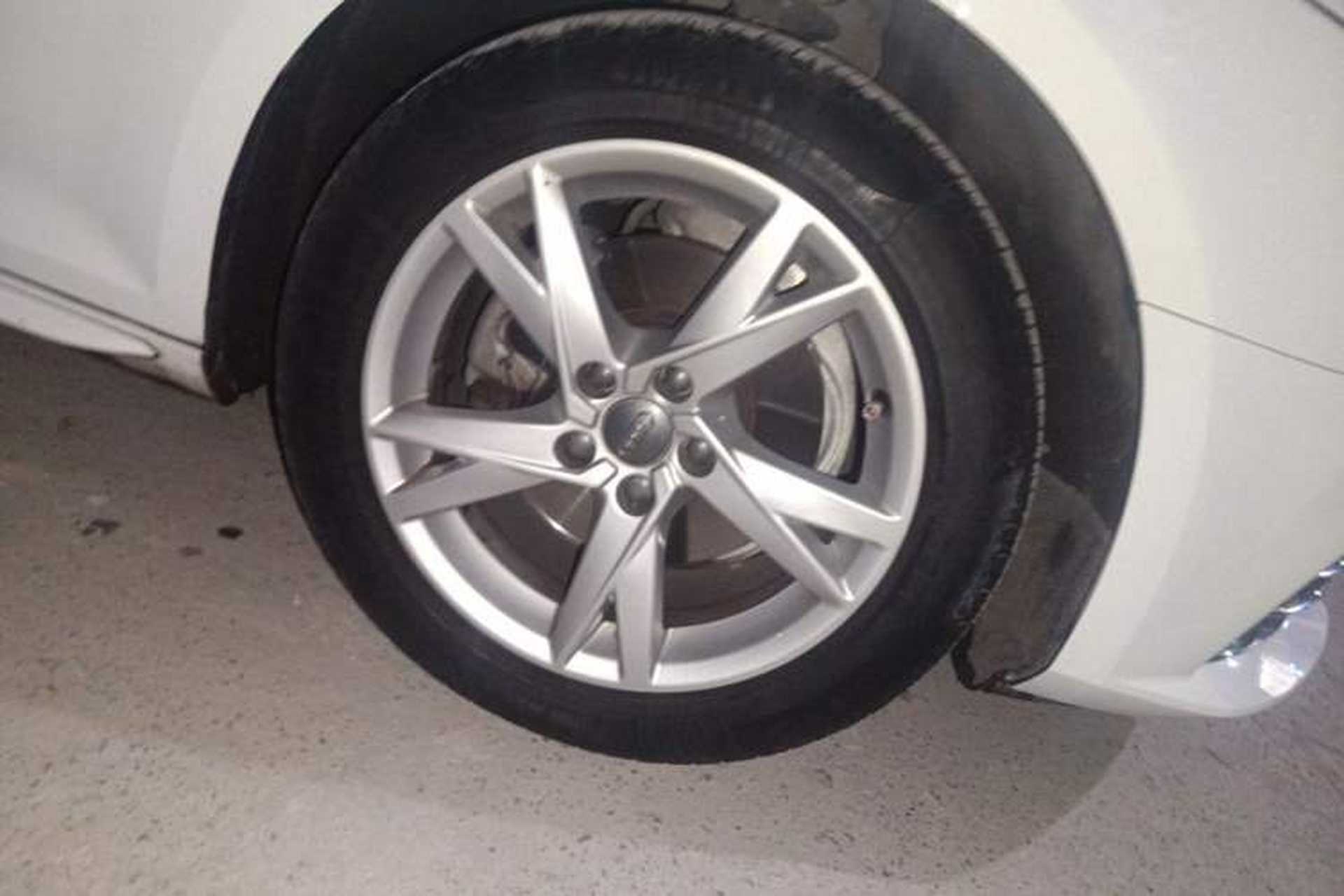 Used Audi A4L 2018 30th Anniversary Edition 40 TFSI Trendy Model Right Front Wheel Hub
