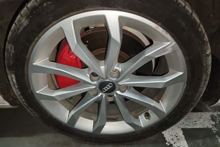 Used Audi A4L 2018 30th Anniversary Edition 45 TFSI quattro Individual Sport Edition Right Front Wheel Hub