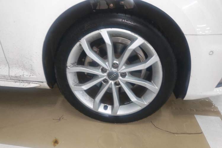 Used Audi A4L 2018 30th Anniversary Edition 40 TFSI Fashion Model Right Front Wheel Hub