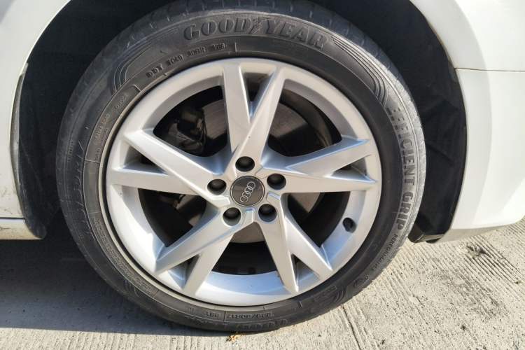 Used Audi A4L 2018 30th Anniversary Edition 40 TFSI Trendy Model Right Front Wheel Hub
