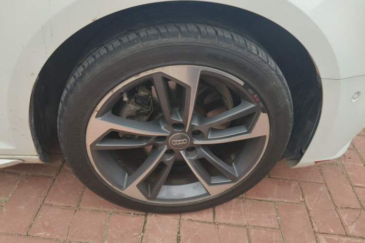 Used Audi A4L 2018 30th Anniversary Edition 40 TFSI Sport Edition Right Front Wheel Hub