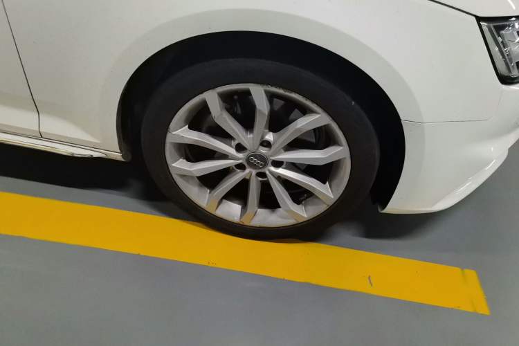 Used Audi A4L 2018 30th Anniversary Edition 40 TFSI Fashion Model Right Front Wheel Hub