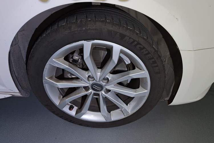 Used Audi A4L 2018 30th Anniversary Edition 40 TFSI Fashion Model Right Front Wheel Hub