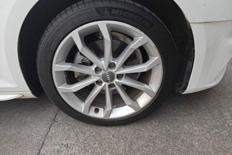 Used Audi A4L 2018 30th Anniversary Edition 40 TFSI Fashion Model Right Front Wheel Hub