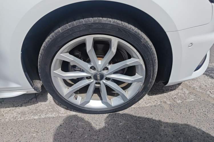 Used Audi A4L 2018 30th Anniversary Edition 40 TFSI Fashion Model Right Front Wheel Hub