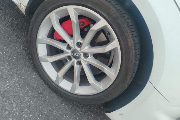 Used Audi A4L 2018 30th Anniversary Edition 45 TFSI quattro Individual Sport Edition Right Front Wheel Hub