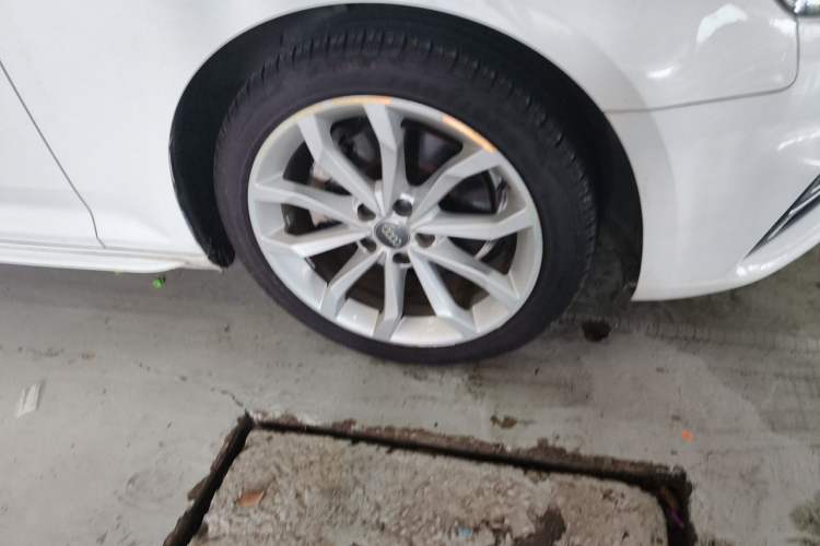 Used Audi A4L 2018 30th Anniversary Edition 40 TFSI Fashion Model Right Front Wheel Hub