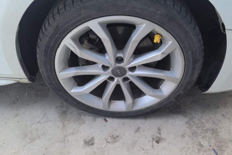 Used Audi A4L 2018 30th Anniversary Edition 40 TFSI Fashion Model Right Front Wheel Hub