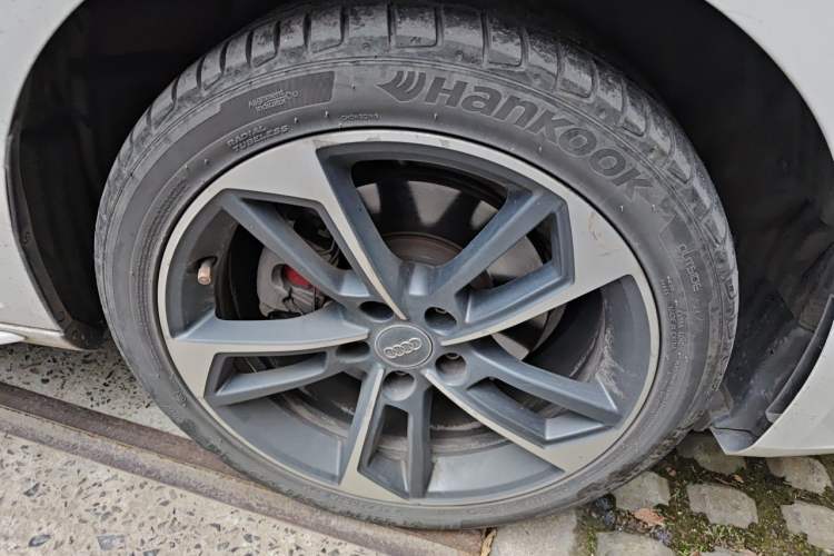 Used Audi A4L 2018 30th Anniversary Edition 40 TFSI Sport Edition Right Front Wheel Hub