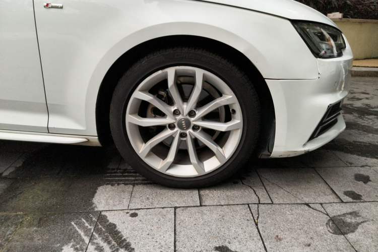 Used Audi A4L 2018 30th Anniversary Edition 40 TFSI Fashion Model Right Front Wheel Hub