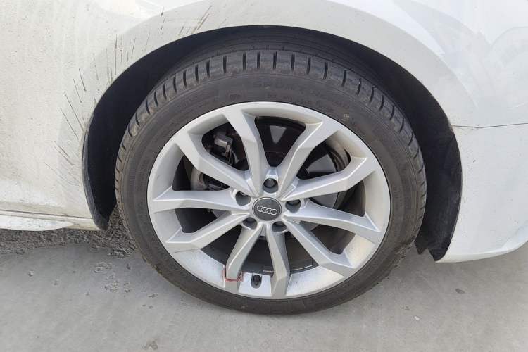 Used Audi A4L 2018 30th Anniversary Edition 40 TFSI Fashion Model Right Front Wheel Hub