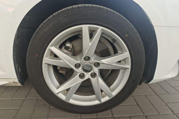 Used Audi A4L 2018 30th Anniversary Edition 40 TFSI Trendy Model Right Front Wheel Hub