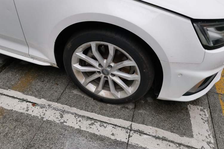 Used Audi A4L 2018 30th Anniversary Edition 40 TFSI Fashion Model Right Front Wheel Hub