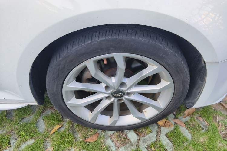 Used Audi A4L 2018 30th Anniversary Edition 40 TFSI Fashion Model Right Front Wheel Hub