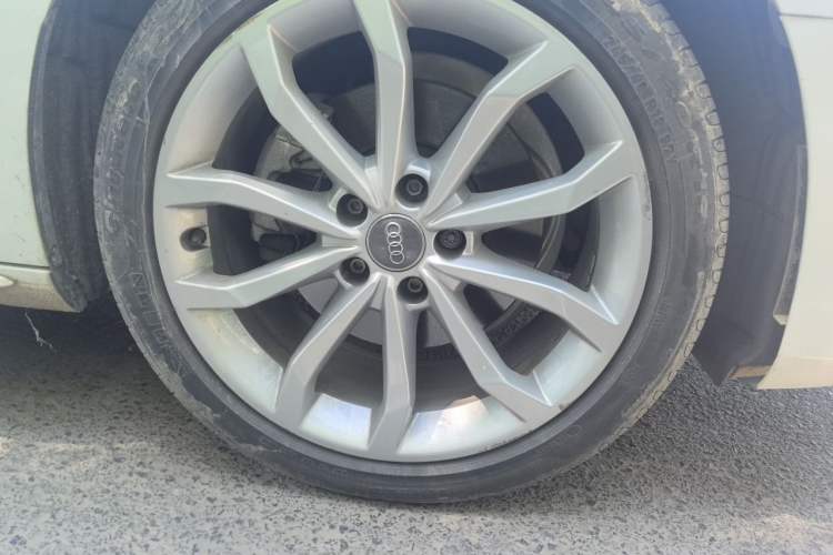 Used Audi A4L 2018 30th Anniversary Edition 40 TFSI Fashion Model Right Front Wheel Hub