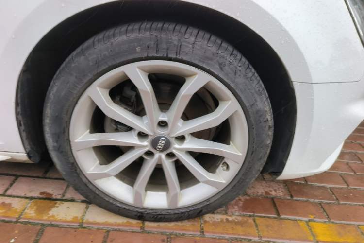 Used Audi A4L 2018 30th Anniversary Edition 40 TFSI Fashion Model Right Front Wheel Hub