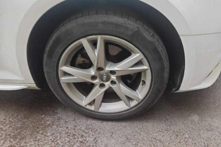 Used Audi A4L 2018 30th Anniversary Edition 40 TFSI Trendy Model Right Front Wheel Hub