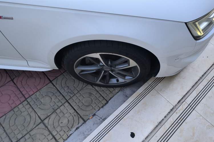Used Audi A4L 2018 30th Anniversary Edition 40 TFSI Sport Edition Right Front Wheel Hub