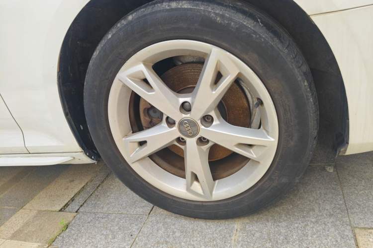 Used Audi A4L 2018 30th Anniversary Edition 30 TFSI Ambition Model Right Front Wheel Hub