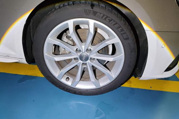 Used Audi A4L 2018 30th Anniversary Edition 40 TFSI Fashion Model Right Front Wheel Hub