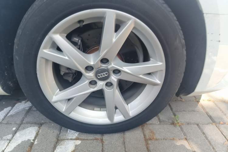 Used Audi A4L 2018 30th Anniversary Edition 40 TFSI Trendy Model Right Front Wheel Hub