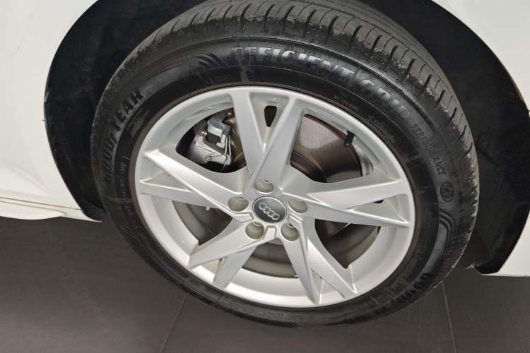 Used Audi A4L 2018 30th Anniversary Edition 40 TFSI Trendy Model Right Front Wheel Hub