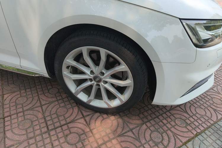 Used Audi A4L 2018 30th Anniversary Edition 40 TFSI Fashion Model Right Front Wheel Hub