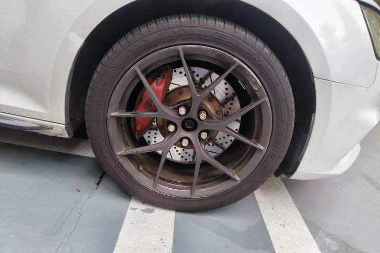 Used Audi A4L 2018 30th Anniversary Edition 40 TFSI Fashion Model Right Front Wheel Hub