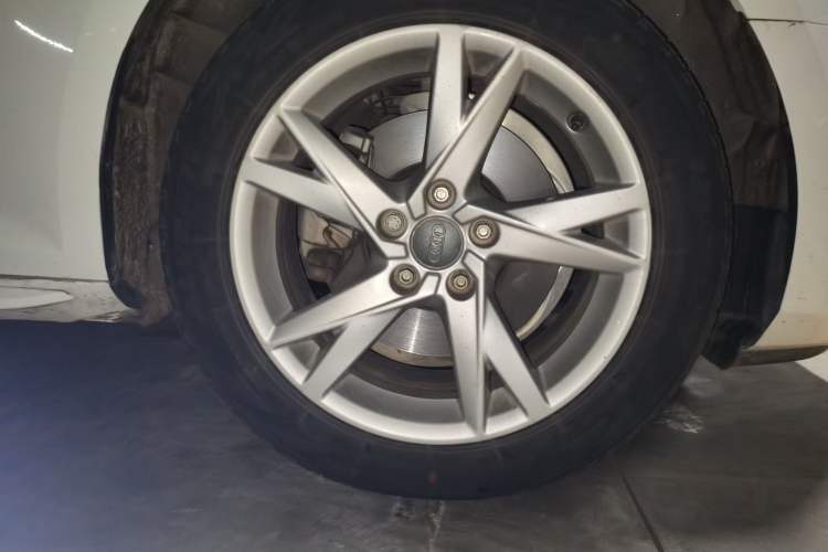 Used Audi A4L 2018 30th Anniversary Edition 40 TFSI Trendy Model Right Front Wheel Hub