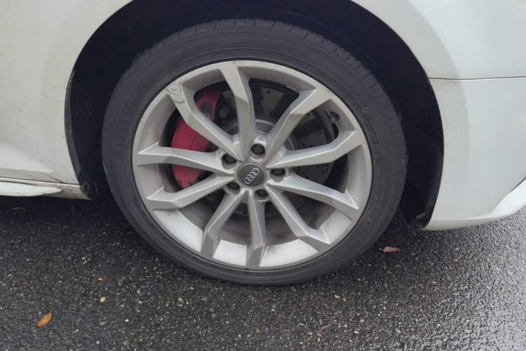 Used Audi A4L 2018 30th Anniversary Edition 45 TFSI quattro Individual Sport Edition Right Front Wheel Hub