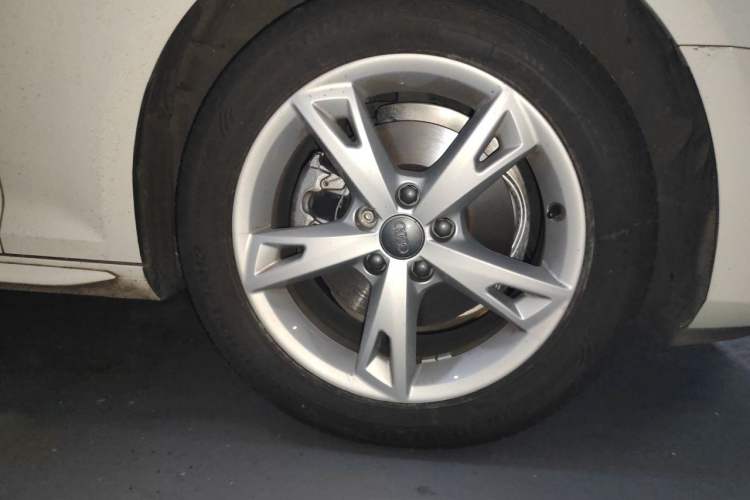 Used Audi A4L 2018 30th Anniversary Edition 30 TFSI Ambition Model Right Front Wheel Hub