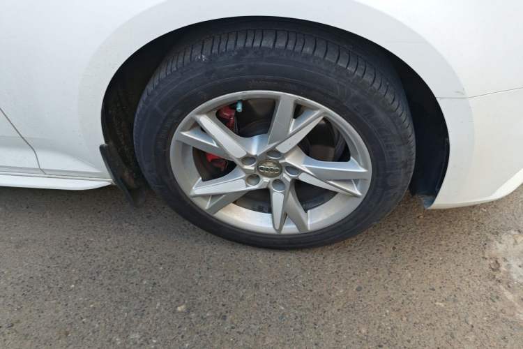 Used Audi A4L 2018 30th Anniversary Edition 40 TFSI Trendy Model Right Front Wheel Hub