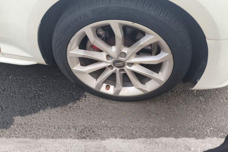 Used Audi A4L 2018 30th Anniversary Edition 40 TFSI Fashion Model Right Front Wheel Hub