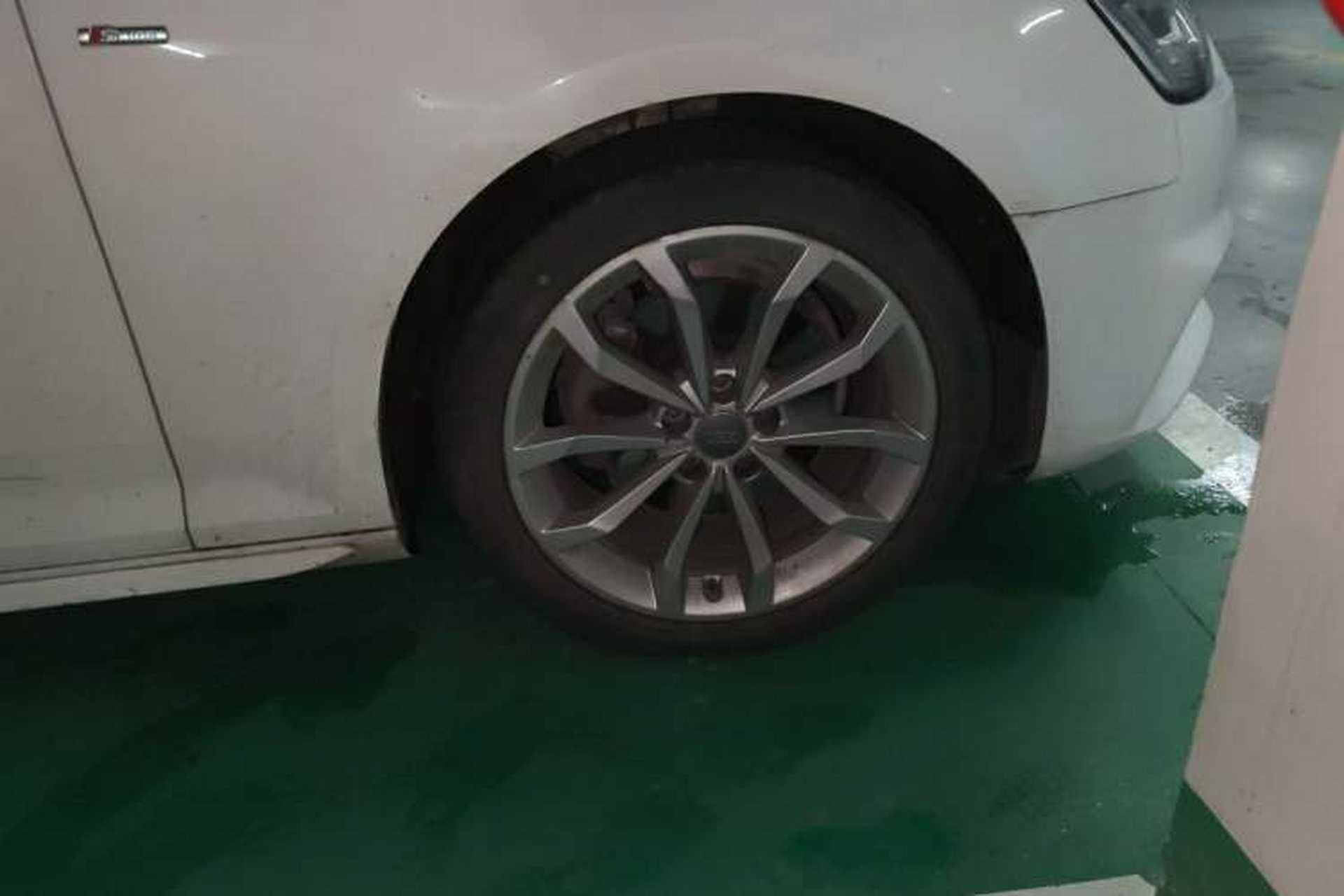 Used Audi A4L 2018 30th Anniversary Edition 40 TFSI Fashion Model Right Front Wheel Hub