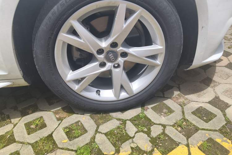Used Audi A4L 2018 30th Anniversary Edition 40 TFSI Trendy Model Right Front Wheel Hub