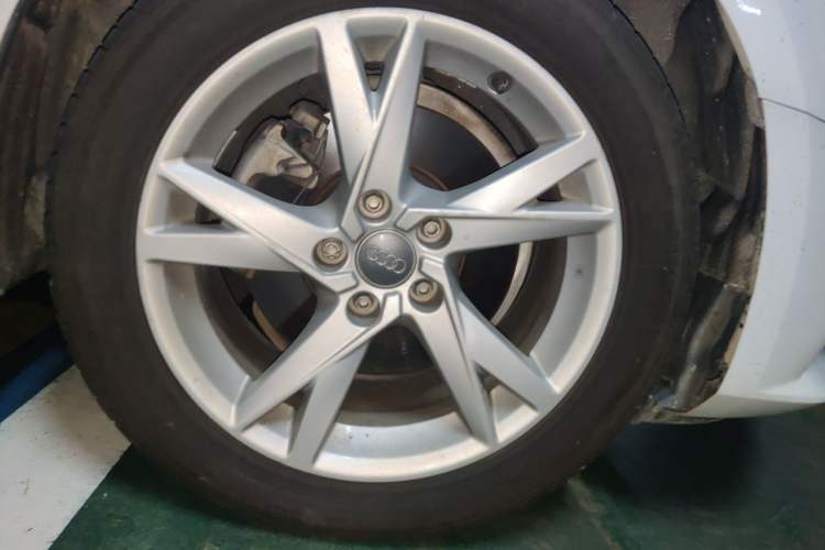 Used Audi A4L 2018 30th Anniversary Edition 40 TFSI Trendy Model Right Front Wheel Hub