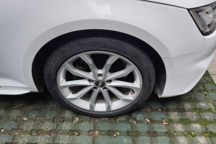 Used Audi A4L 2018 30th Anniversary Edition 40 TFSI Fashion Model Right Front Wheel Hub