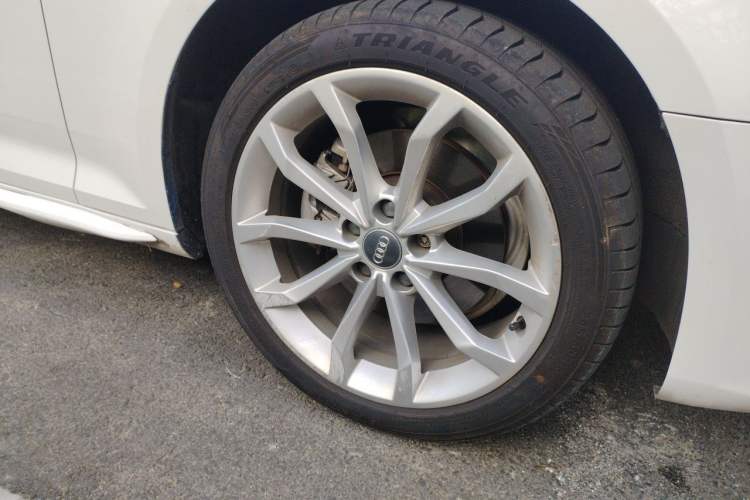 Used Audi A4L 2018 30th Anniversary Edition 40 TFSI Fashion Model Right Front Wheel Hub