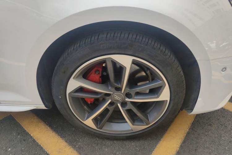 Used Audi A4L 2018 30th Anniversary Edition 45 TFSI quattro Sport model Right Front Wheel Hub