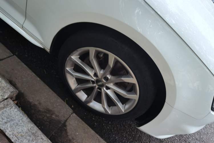 Used Audi A4L 2018 30th Anniversary Edition 40 TFSI Fashion Model Right Front Wheel Hub