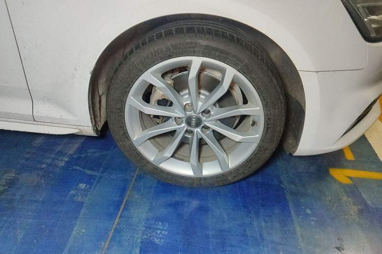 Used Audi A4L 2018 30th Anniversary Edition 40 TFSI Fashion Model Right Front Wheel Hub